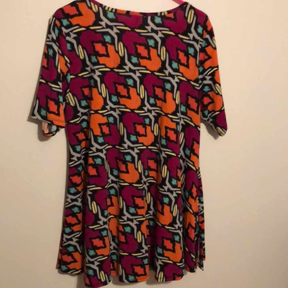 Geometric Perfect T - Picture 2 of 4